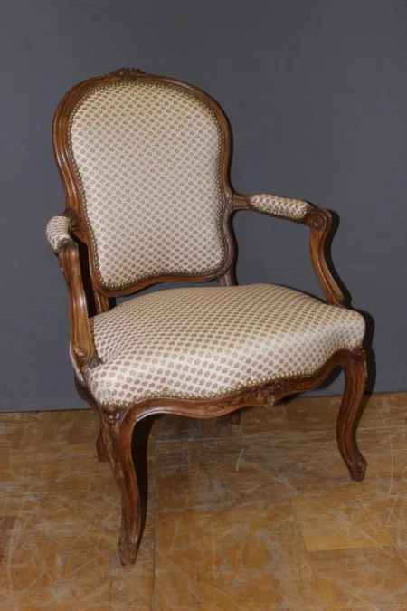 Paire de cabriolets d'époque Louis XV en hêtre