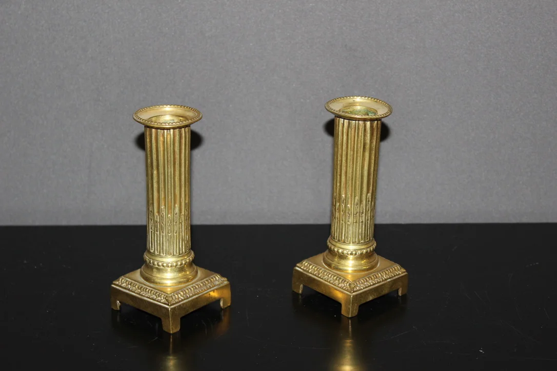 Paire de bougeoirs d'époque Louis XVI en bronze doré XVIII