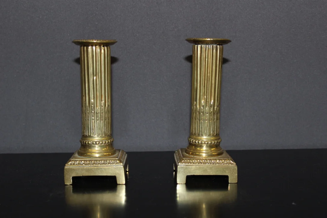 Paire de bougeoirs d'époque Louis XVI en bronze doré XVIII