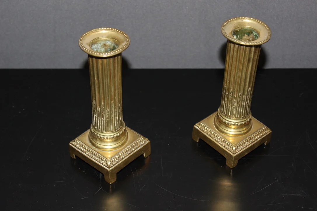 Paire de bougeoirs d'époque Louis XVI en bronze doré XVIII