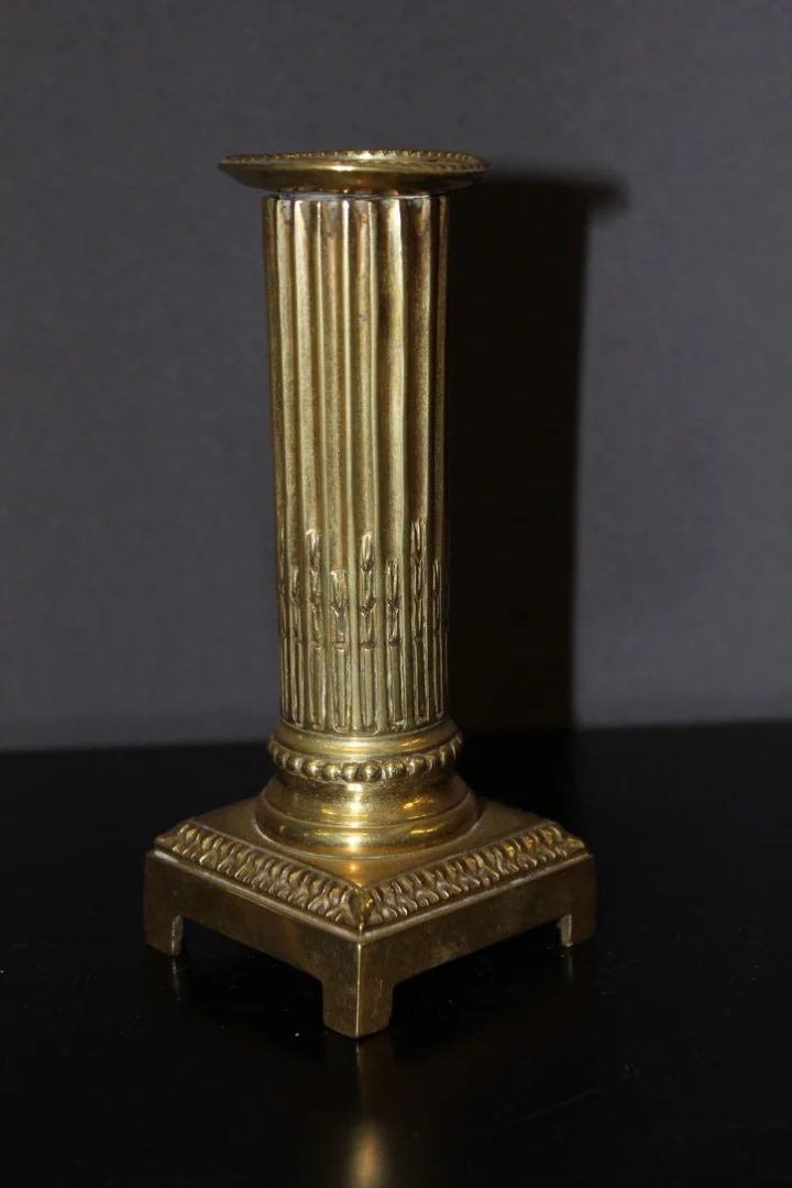 Paire de bougeoirs d'époque Louis XVI en bronze doré XVIII
