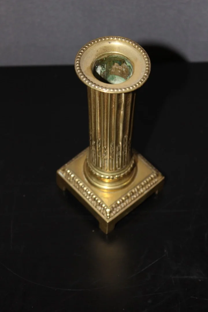 Paire de bougeoirs d'époque Louis XVI en bronze doré XVIII