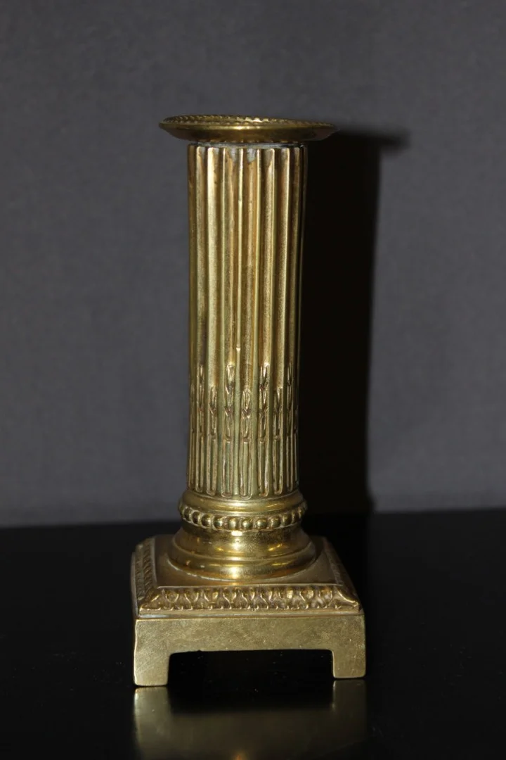 Paire de bougeoirs d'époque Louis XVI en bronze doré XVIII