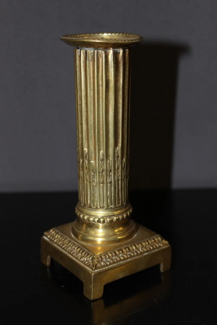 Paire de bougeoirs d'époque Louis XVI en bronze doré XVIII