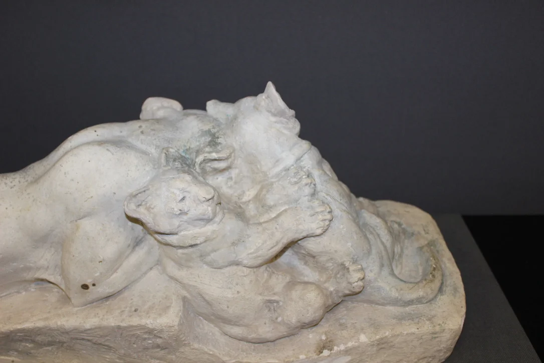 Sculpture En Plâtre Représentant Une Lionne Et Ses Petits Par Francine Cartier