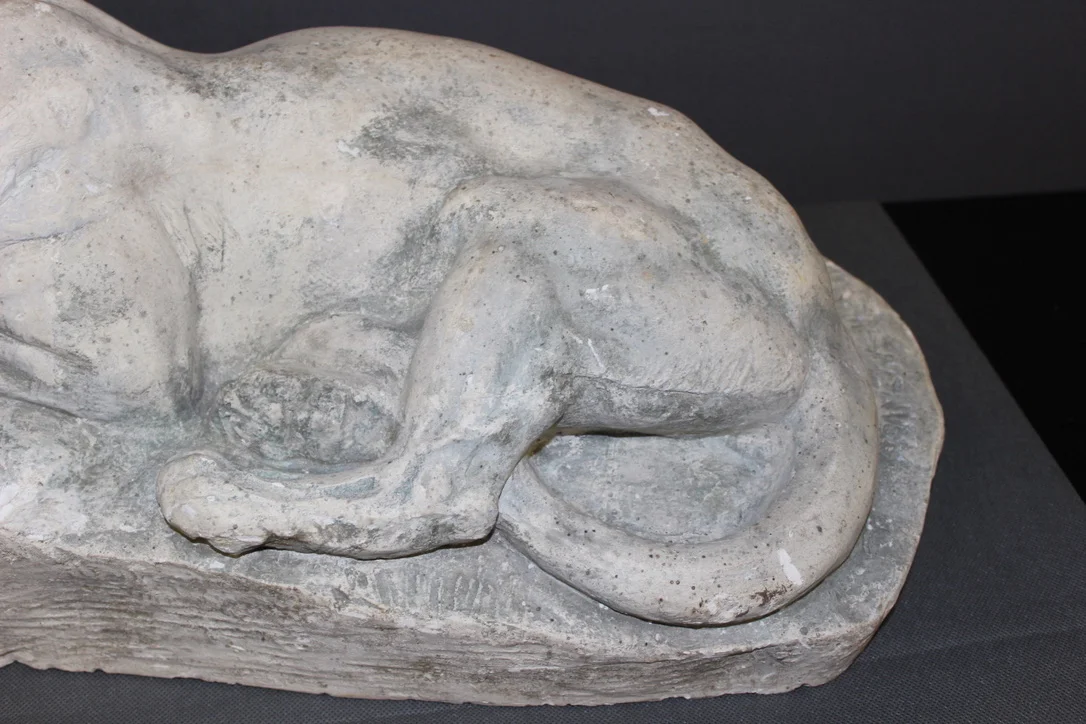 Sculpture En Plâtre Représentant Une Lionne Et Ses Petits Par Francine Cartier