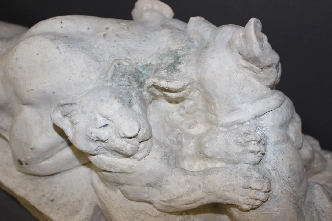 Sculpture En Plâtre Représentant Une Lionne Et Ses Petits Par Francine Cartier