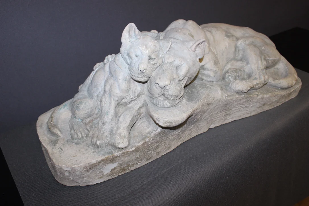 Sculpture En Plâtre Représentant Une Lionne Et Ses Petits Par Francine Cartier