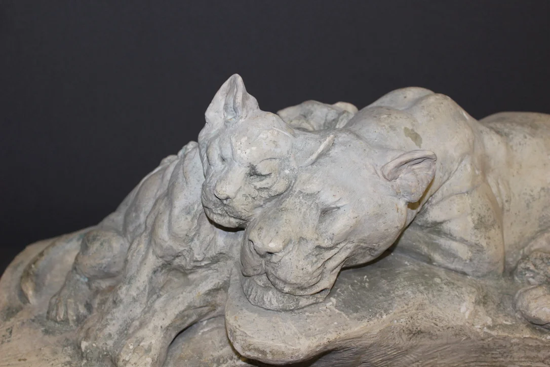 Sculpture En Plâtre Représentant Une Lionne Et Ses Petits Par Francine Cartier