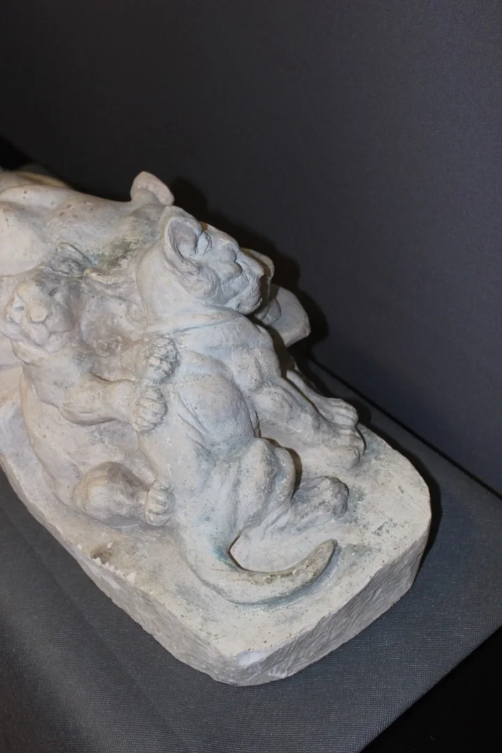 Sculpture En Plâtre Représentant Une Lionne Et Ses Petits Par Francine Cartier