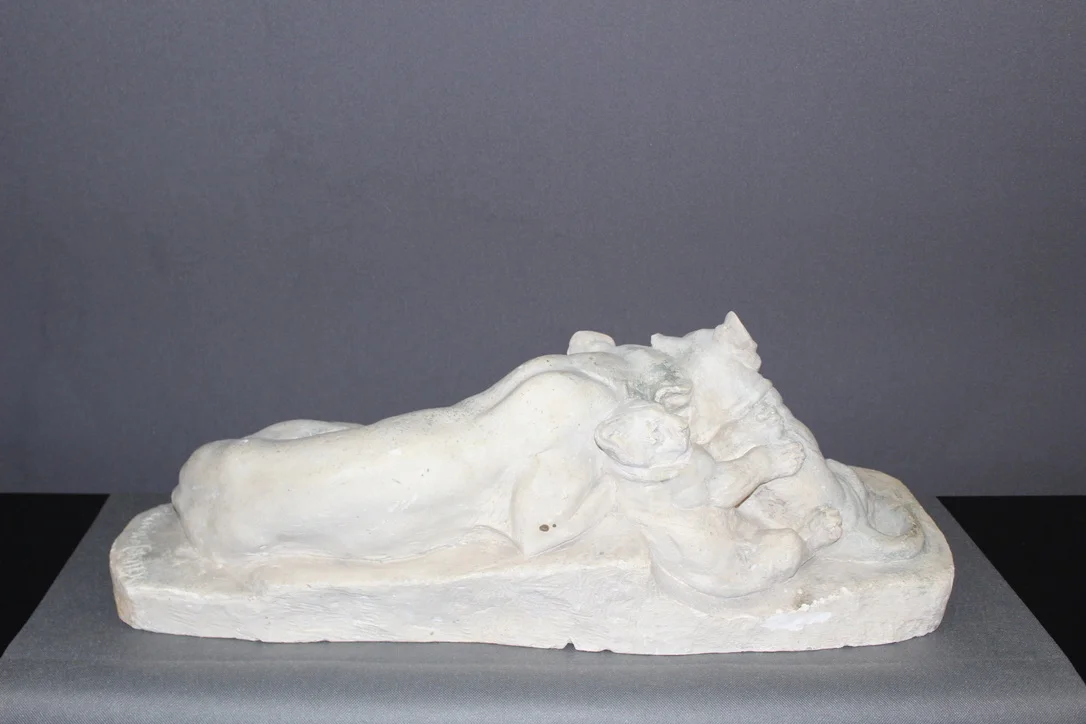 Sculpture En Plâtre Représentant Une Lionne Et Ses Petits Par Francine Cartier