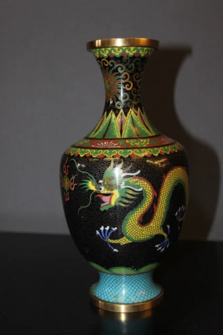 Paire de vases cloisonnés Chinois décor au dragon vers 1900