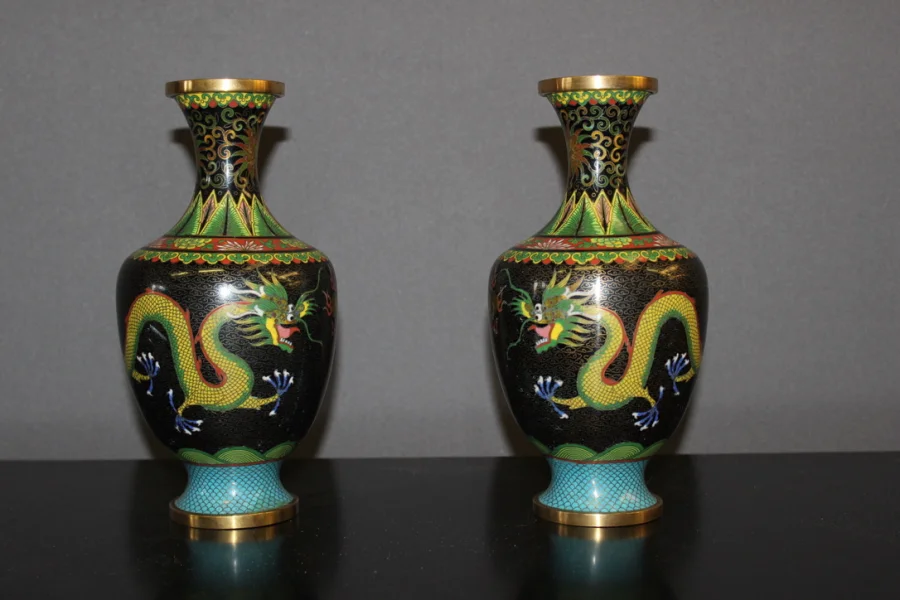 Paire de vases cloisonnés Chinois décor au dragon vers 1900