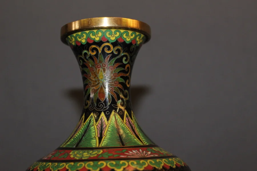 Paire de vases cloisonnés Chinois décor au dragon vers 1900
