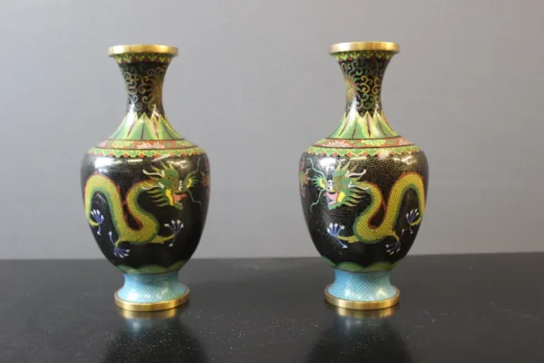 Paire de vases cloisonnés Chinois décor au dragon vers 1900