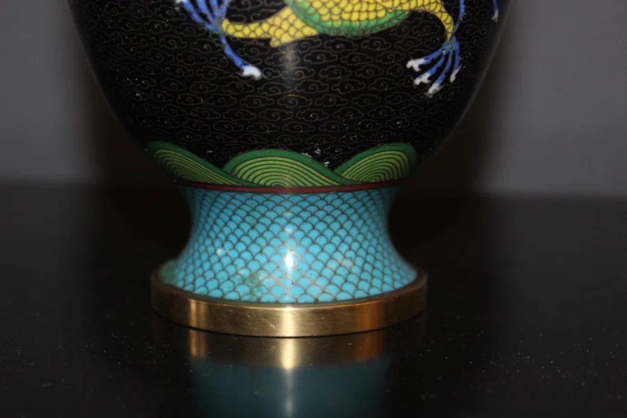 Paire de vases cloisonnés Chinois décor au dragon vers 1900