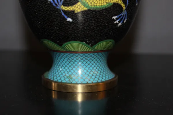 Paire de vases cloisonnés Chinois décor au dragon vers 1900