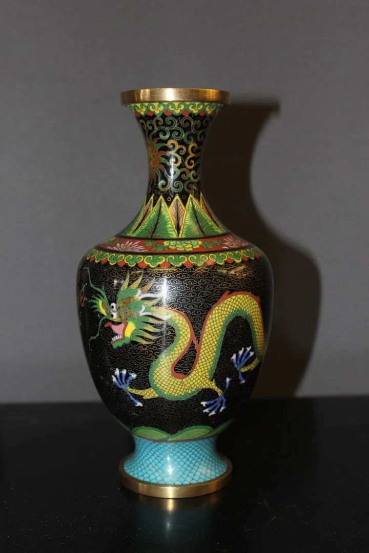 Paire de vases cloisonnés Chinois décor au dragon vers 1900