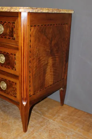 Commode d'époque Louis XVI en noyer et marqueterie vers 1780