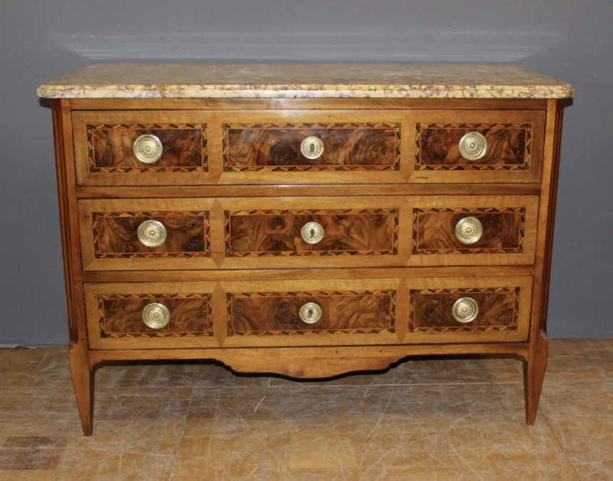 Commode d'époque Louis XVI en noyer et marqueterie vers 1780