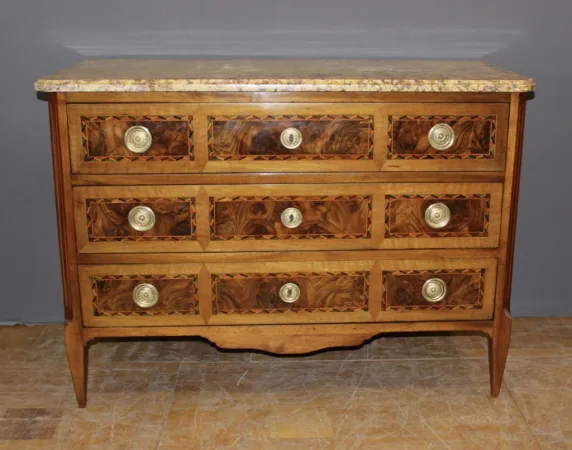 Commode d'époque Louis XVI en noyer et marqueterie vers 1780