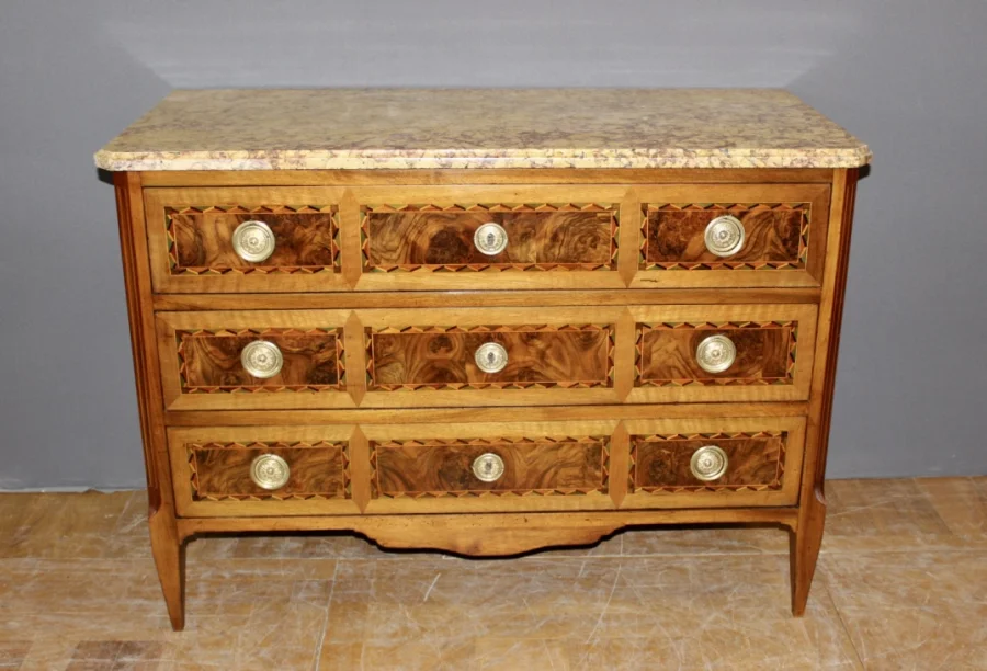 Commode d'époque Louis XVI en noyer et marqueterie vers 1780