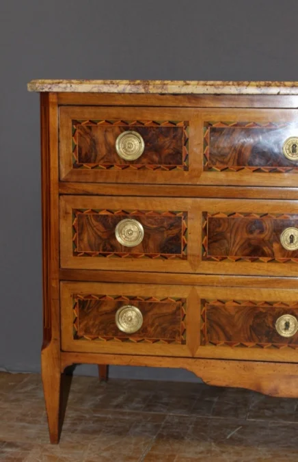 Commode d'époque Louis XVI en noyer et marqueterie vers 1780