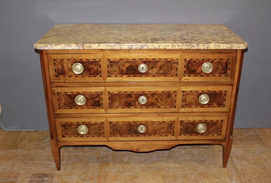 Commode d'époque Louis XVI en noyer et marqueterie vers 1780