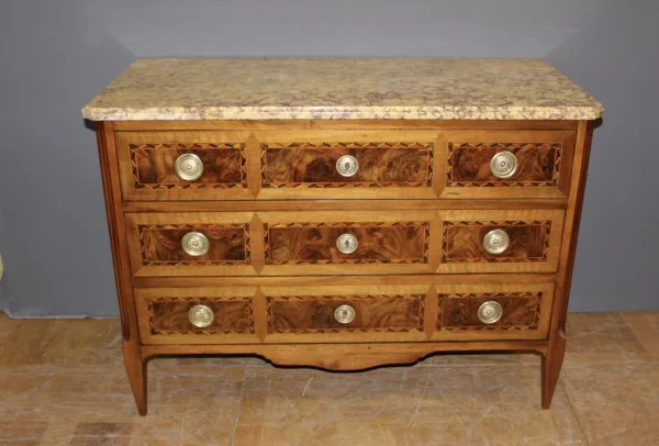 Commode d'époque Louis XVI en noyer et marqueterie vers 1780