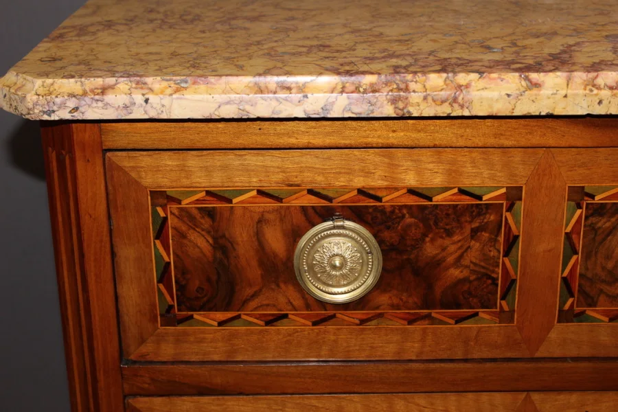 Commode d'époque Louis XVI en noyer et marqueterie vers 1780