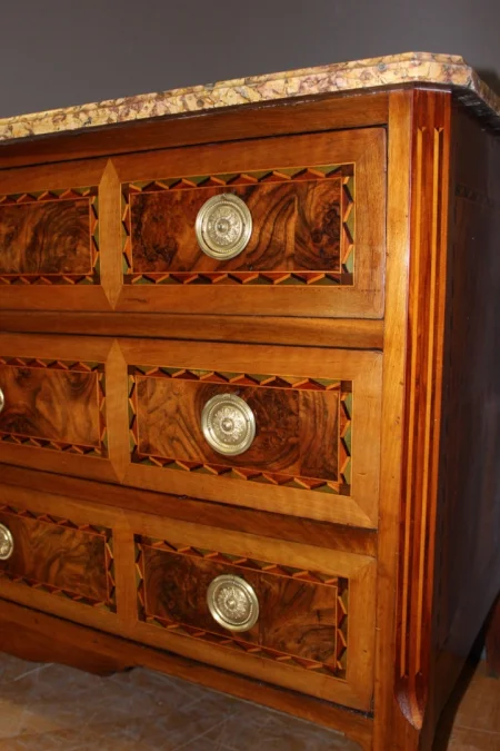 Commode d'époque Louis XVI en noyer et marqueterie vers 1780
