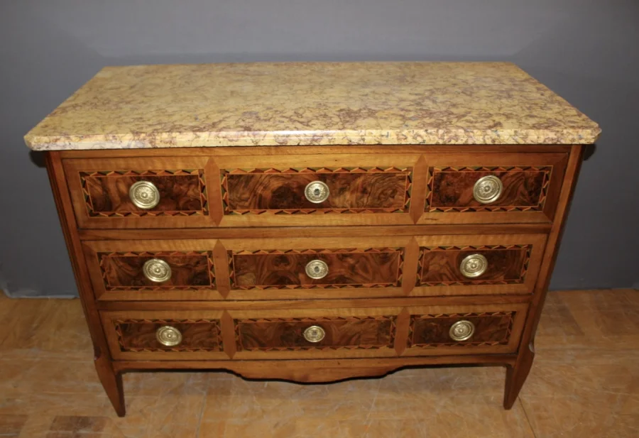 Commode d'époque Louis XVI en noyer et marqueterie vers 1780