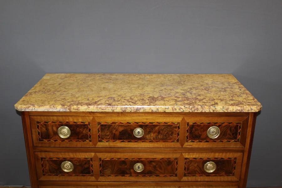Commode d'époque Louis XVI en noyer et marqueterie vers 1780