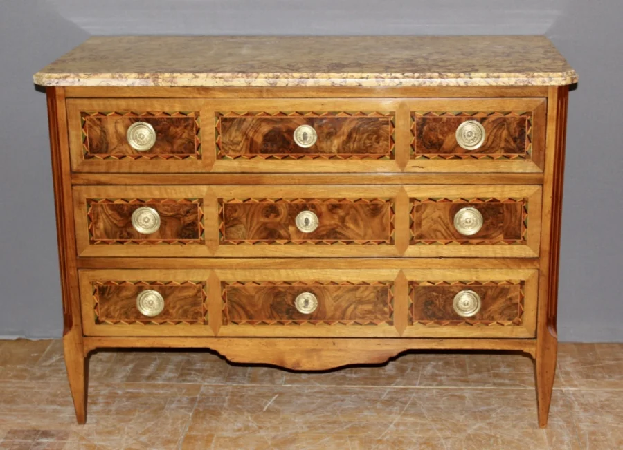 Commode d'époque Louis XVI en noyer et marqueterie vers 1780