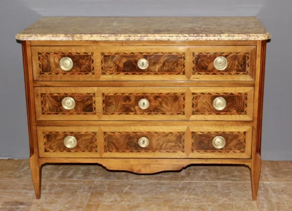 Commode d'époque Louis XVI en noyer et marqueterie vers 1780
