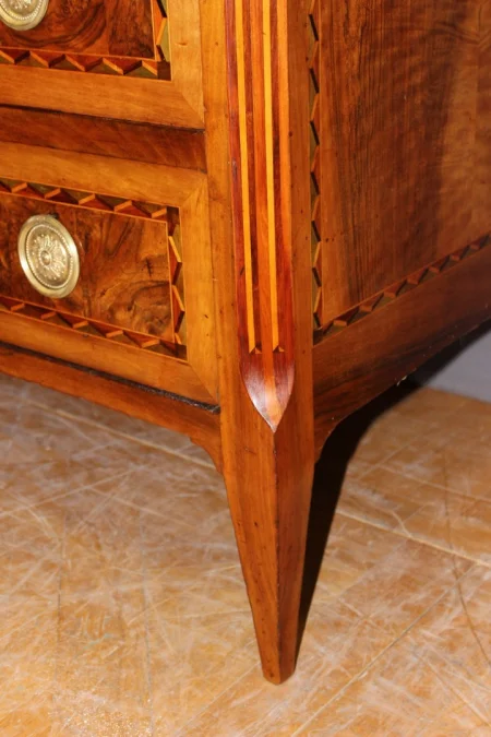 Commode d'époque Louis XVI en noyer et marqueterie vers 1780