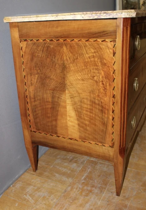 Commode d'époque Louis XVI en noyer et marqueterie vers 1780