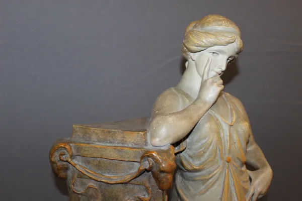 Terre cuite polychrome représentant une femme vers 1900