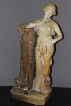Terre cuite polychrome représentant une femme vers 1900