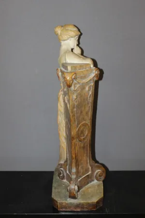Terre cuite polychrome représentant une femme vers 1900
