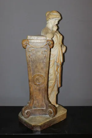 Terre cuite polychrome représentant une femme vers 1900