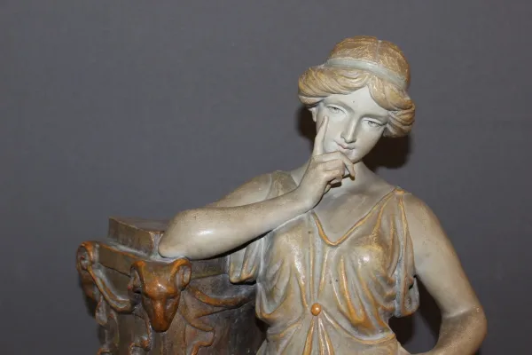 Terre cuite polychrome représentant une femme vers 1900