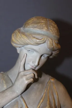 Terre cuite polychrome représentant une femme vers 1900