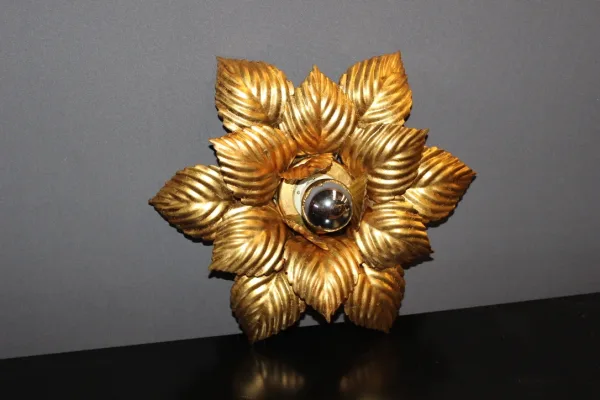 Paire d'appliques ou plafonniers en métal doré vers 1980