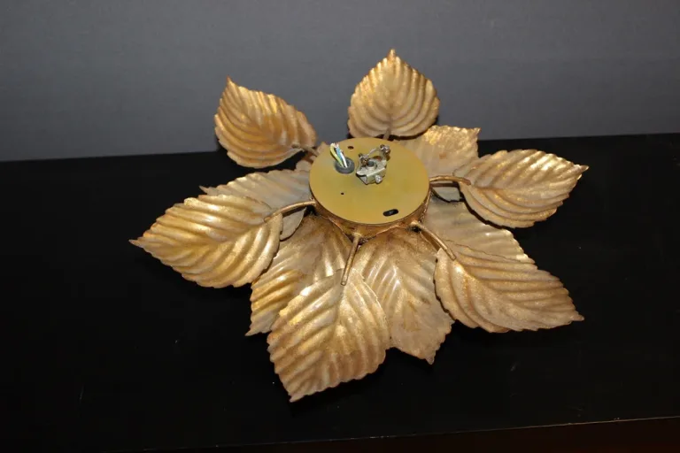 Paire d'appliques ou plafonniers en métal doré vers 1980