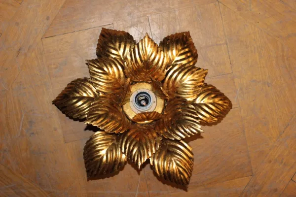 Paire d'appliques ou plafonniers en métal doré vers 1980