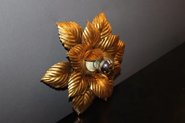 Paire d'appliques ou plafonniers en métal doré vers 1980