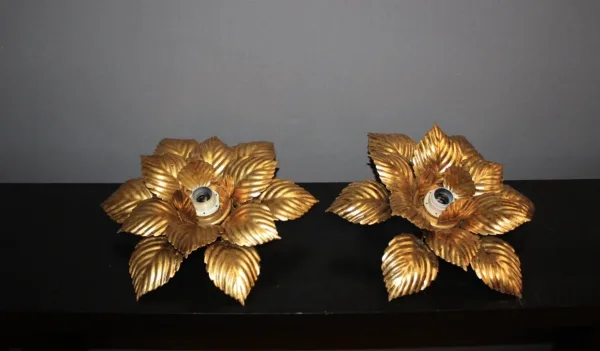 Paire d'appliques ou plafonniers en métal doré vers 1980