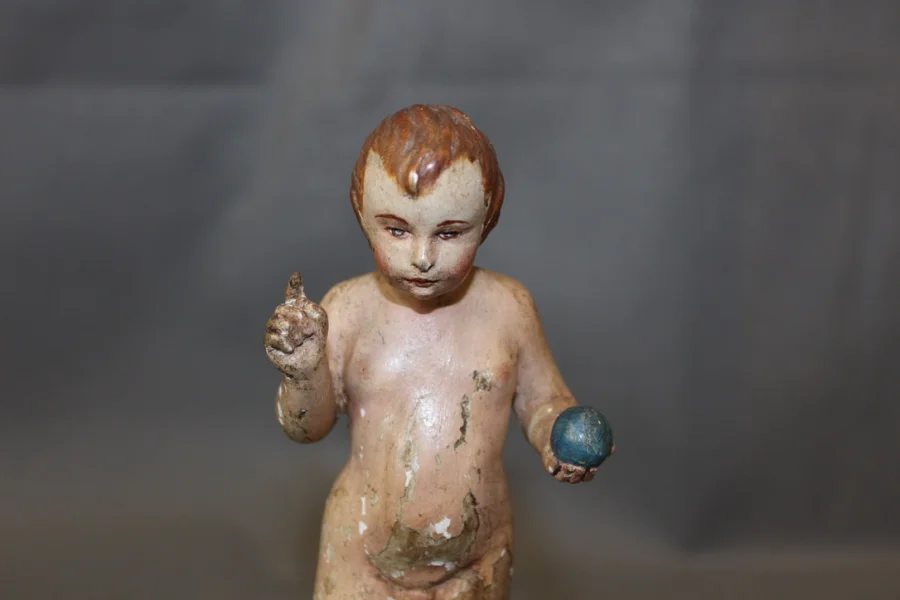 Enfant Jesus en bois sculpté polychrome XVIII