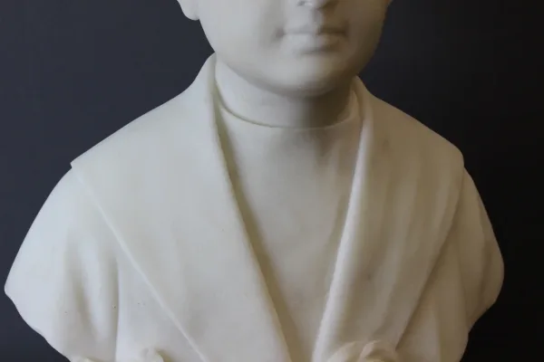 Sculpture de jeune homme en marbre de carrare daté 1931